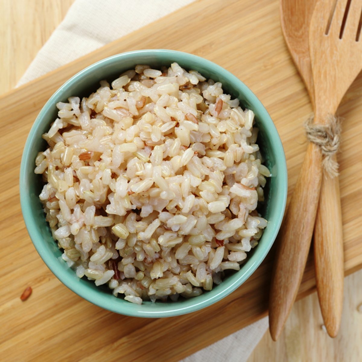 有机糙米在木桌上的碗中；Shutterstock ID 280020284