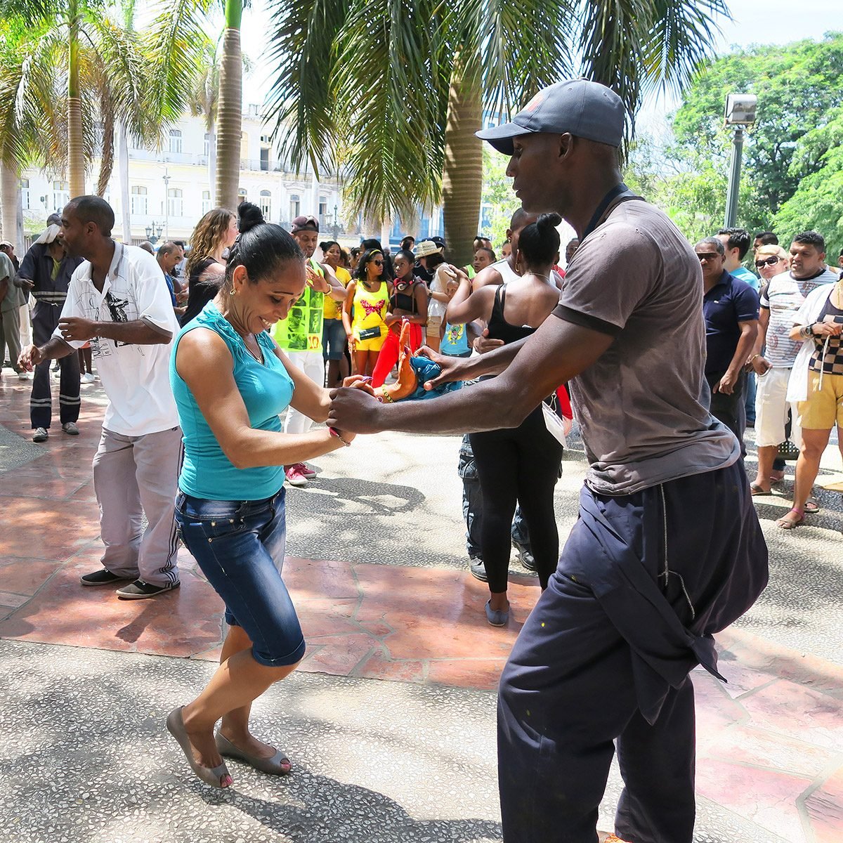 在哈瓦那的一个中心广场上跳着萨尔萨舞，当地人和游客都可以在那里跳，跳到他们倒下