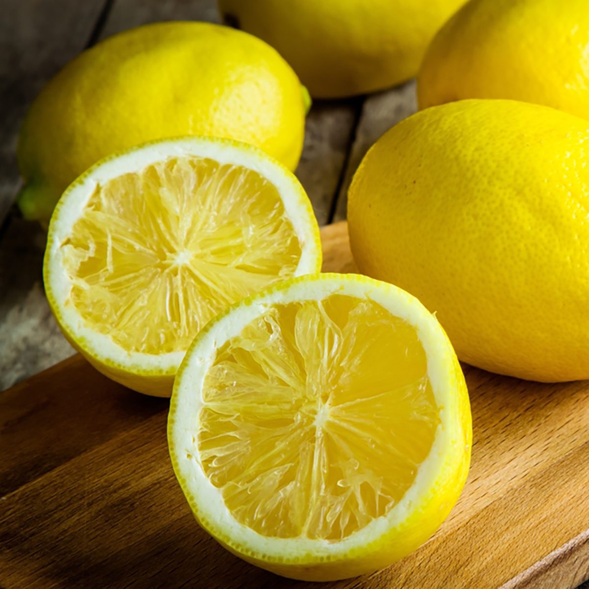 新鲜多汁的柠檬放在砧板上