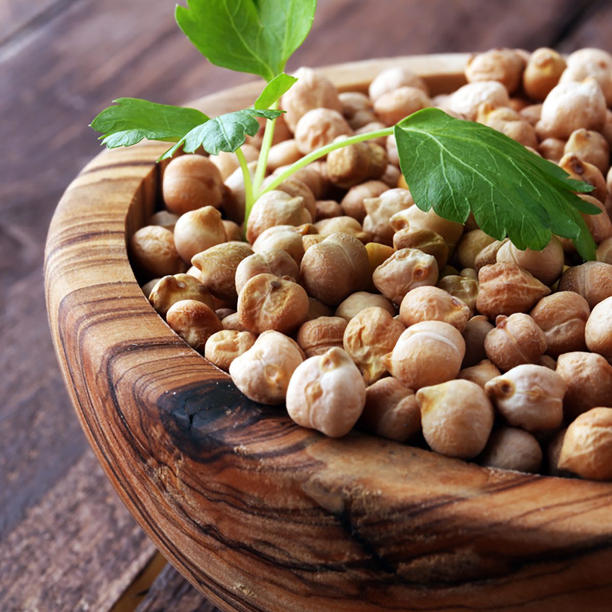 生鹰嘴豆放在碗里。鹰嘴豆是营养丰富的食物。