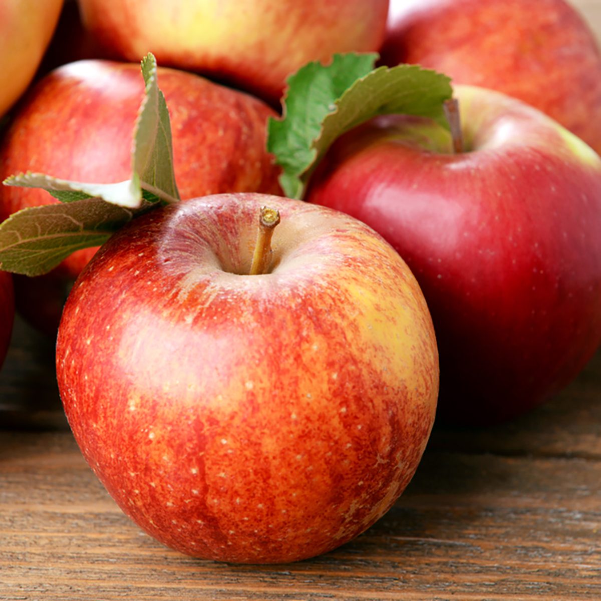 成熟的红苹果在木制的背景