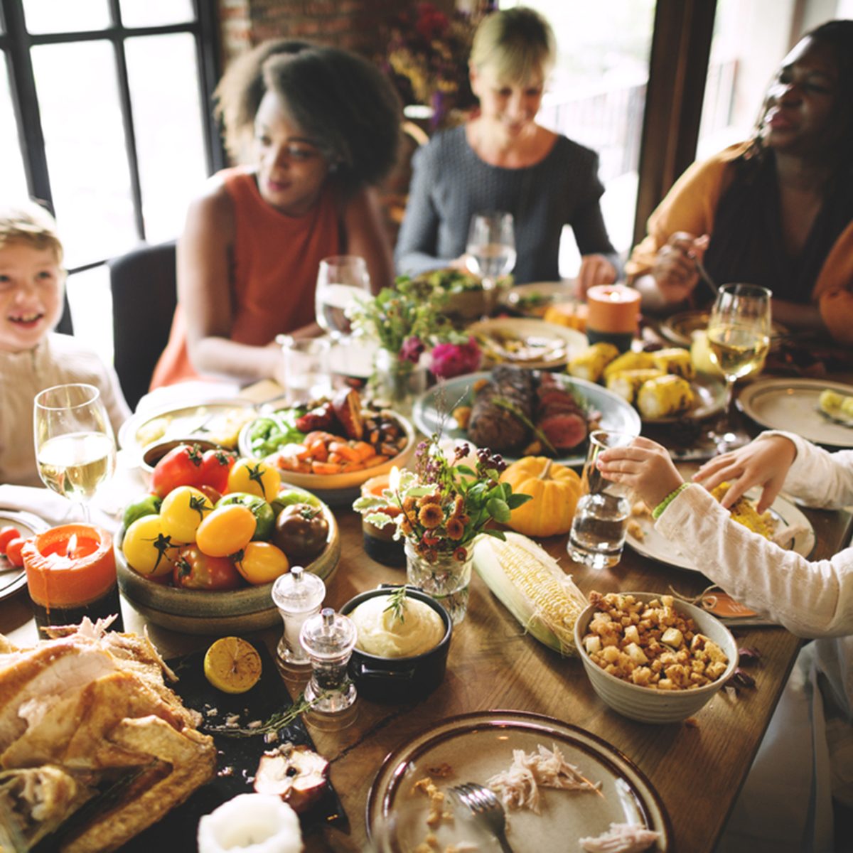 感恩节传统家庭聚餐概念;