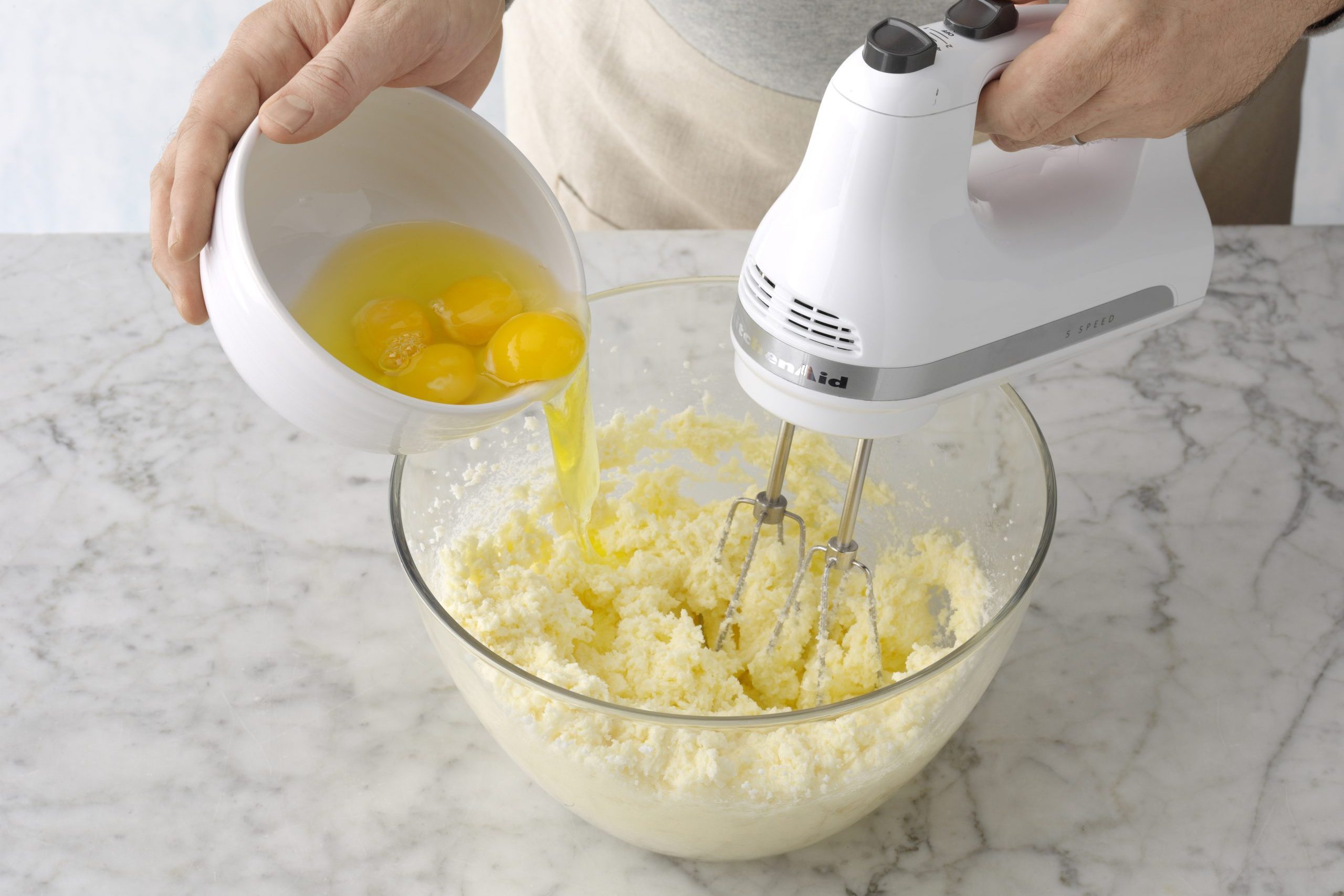 柠檬蛋糕，用搅拌机搅拌鸡蛋