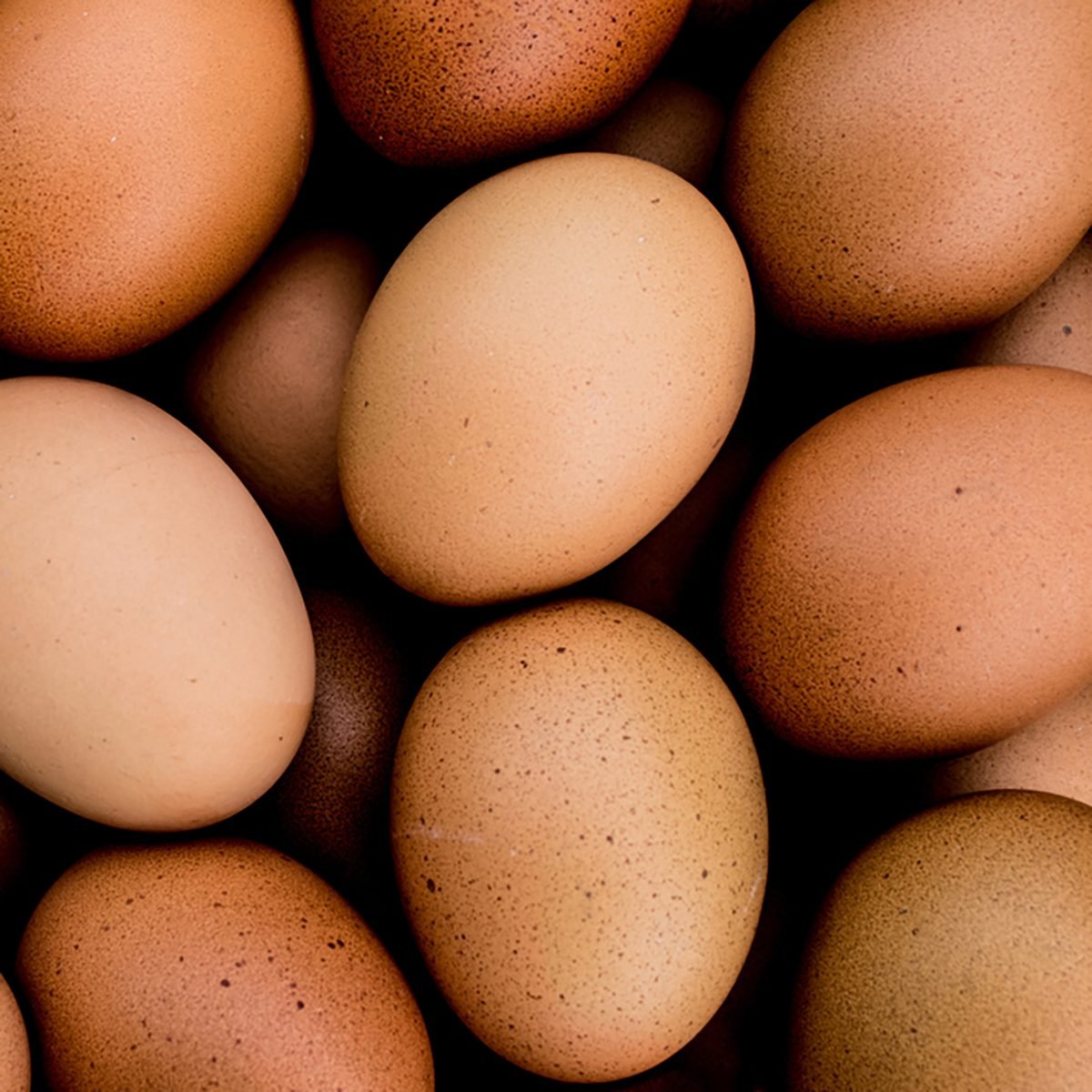 特写许多母鸡的鸡蛋与选择性焦点