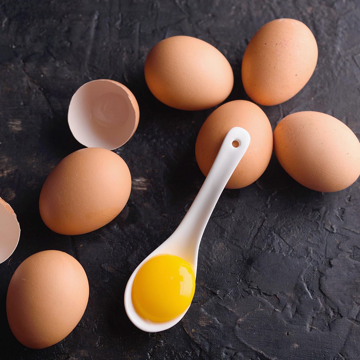 用勺子舀开蛋黄的鸡蛋