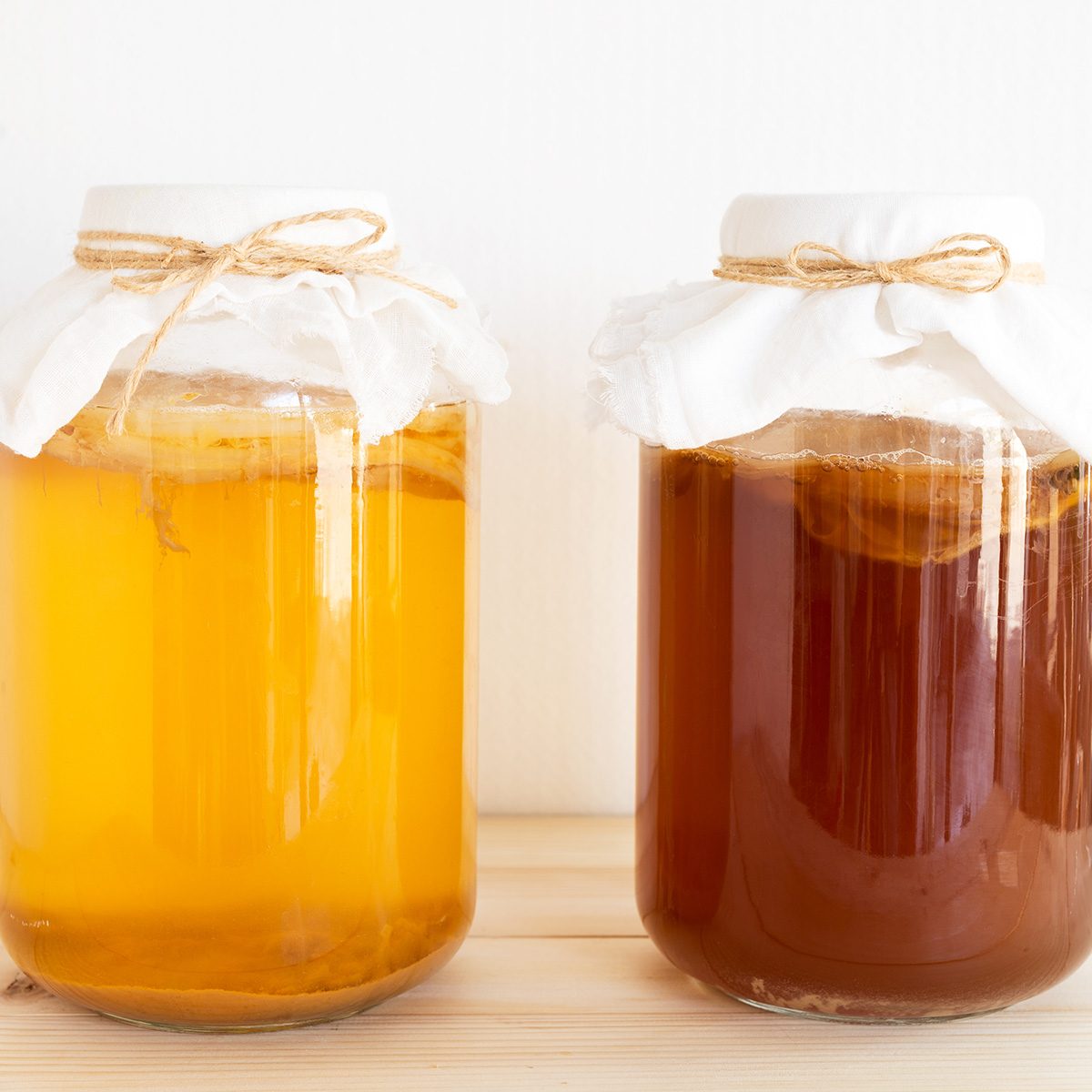 发酵饮料，君茶健康天然益生菌装于玻璃罐中。