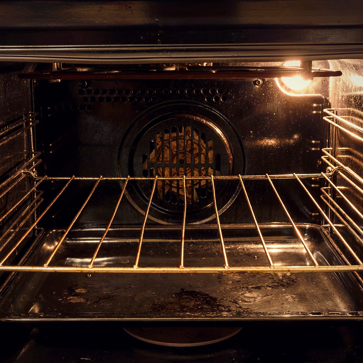 空的带烤架的不锈钢烤炉，用于烧烤