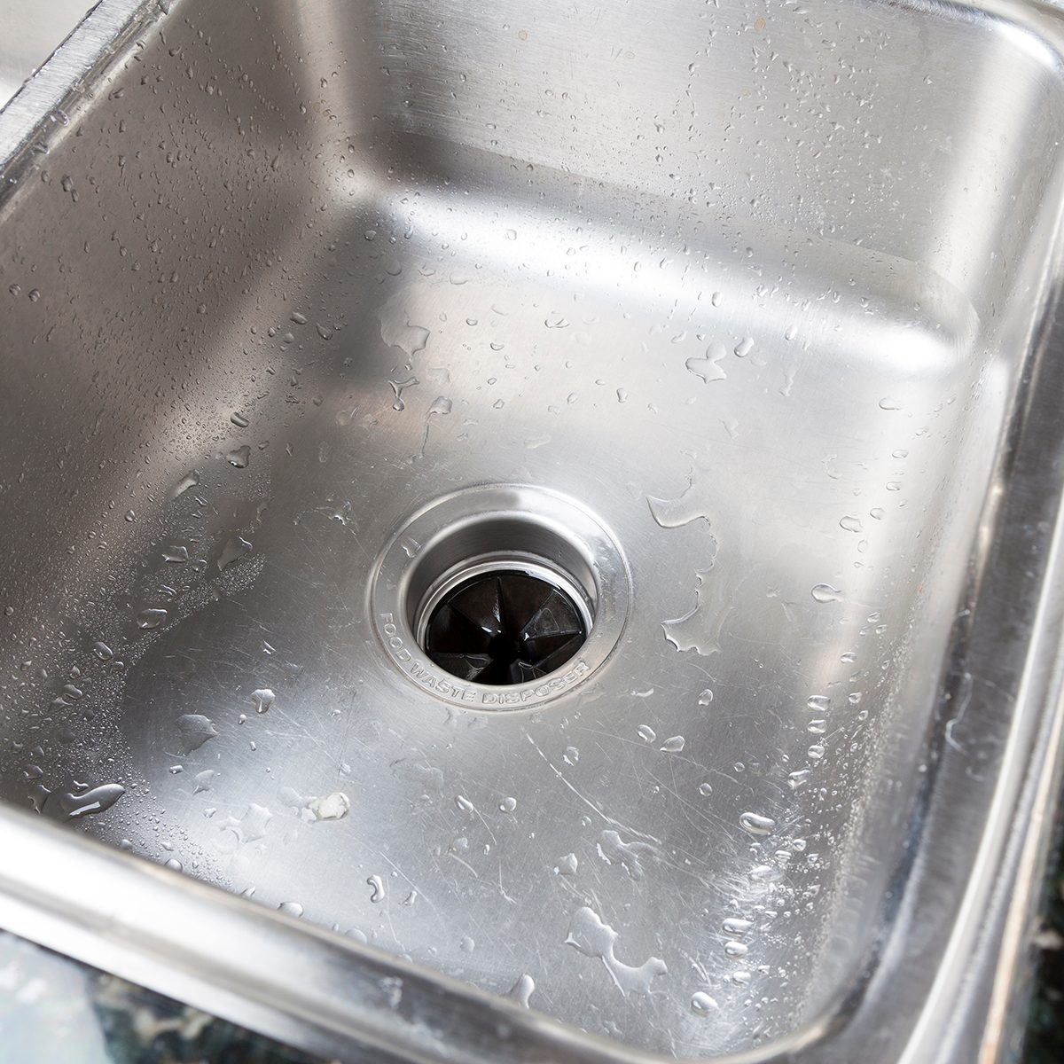 不锈钢厨房水槽和水滴