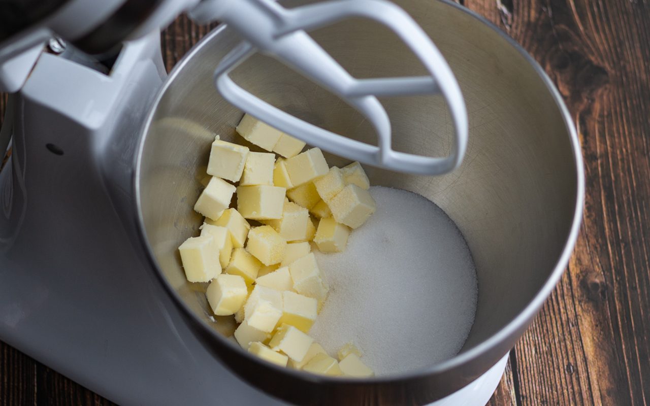 在搅拌碗中加入糖和黄油块。