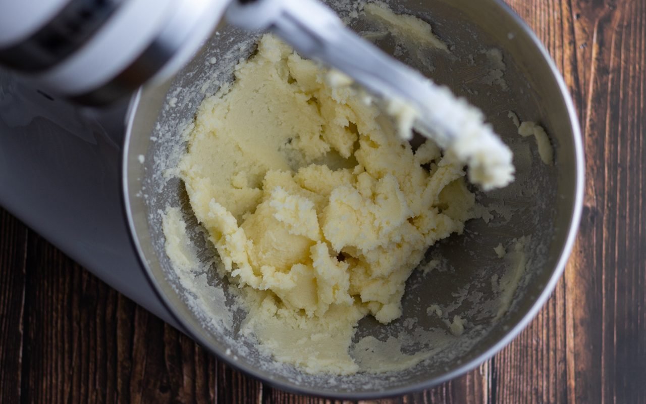 一碗混合黄油的搅拌器。怎样把黄油和糖搅成奶油