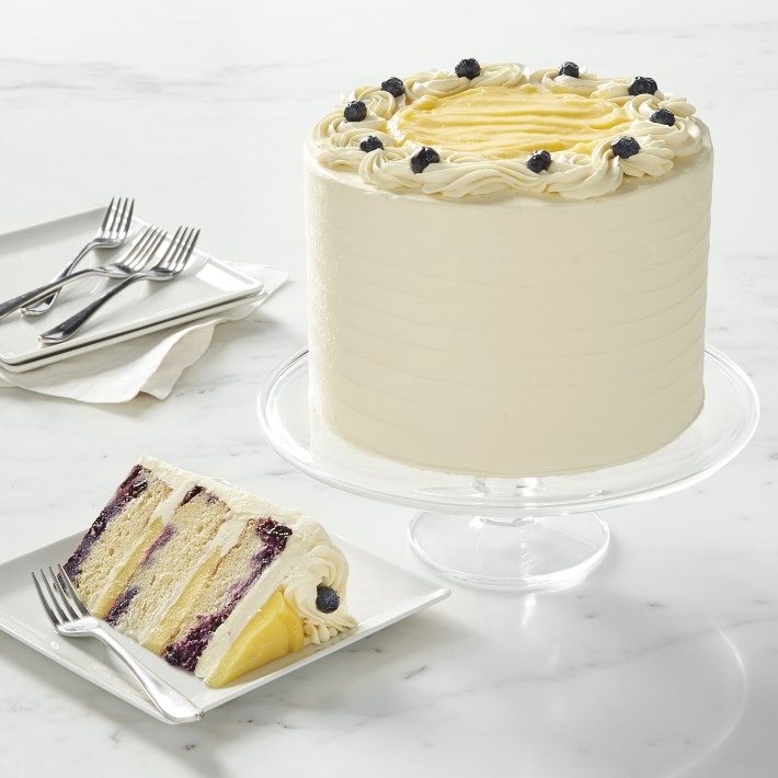 柠檬蓝莓蛋糕放在盘子里，旁边是一片蛋糕