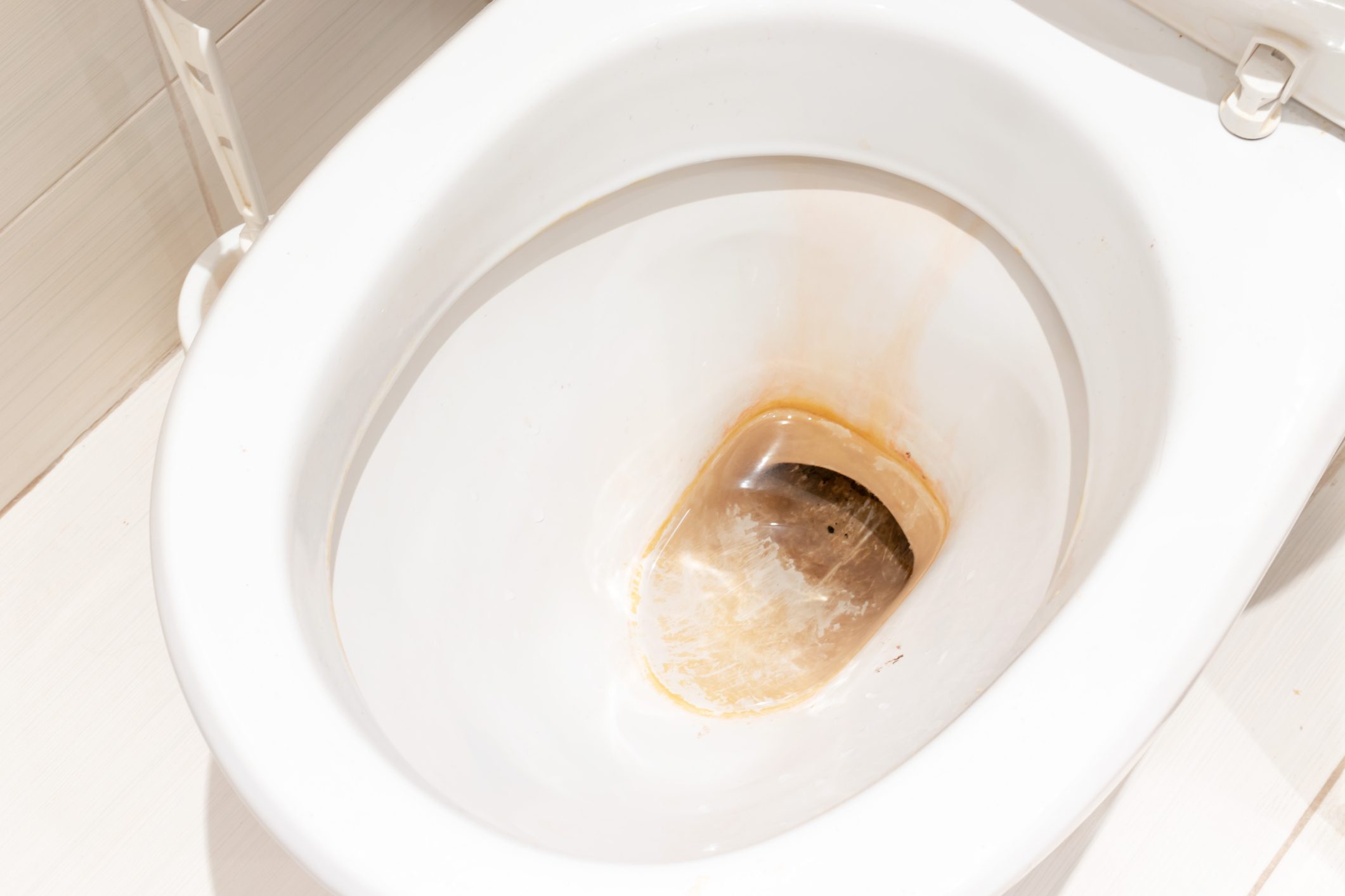 公共厕所脏污不卫生的抽水马桶有水垢