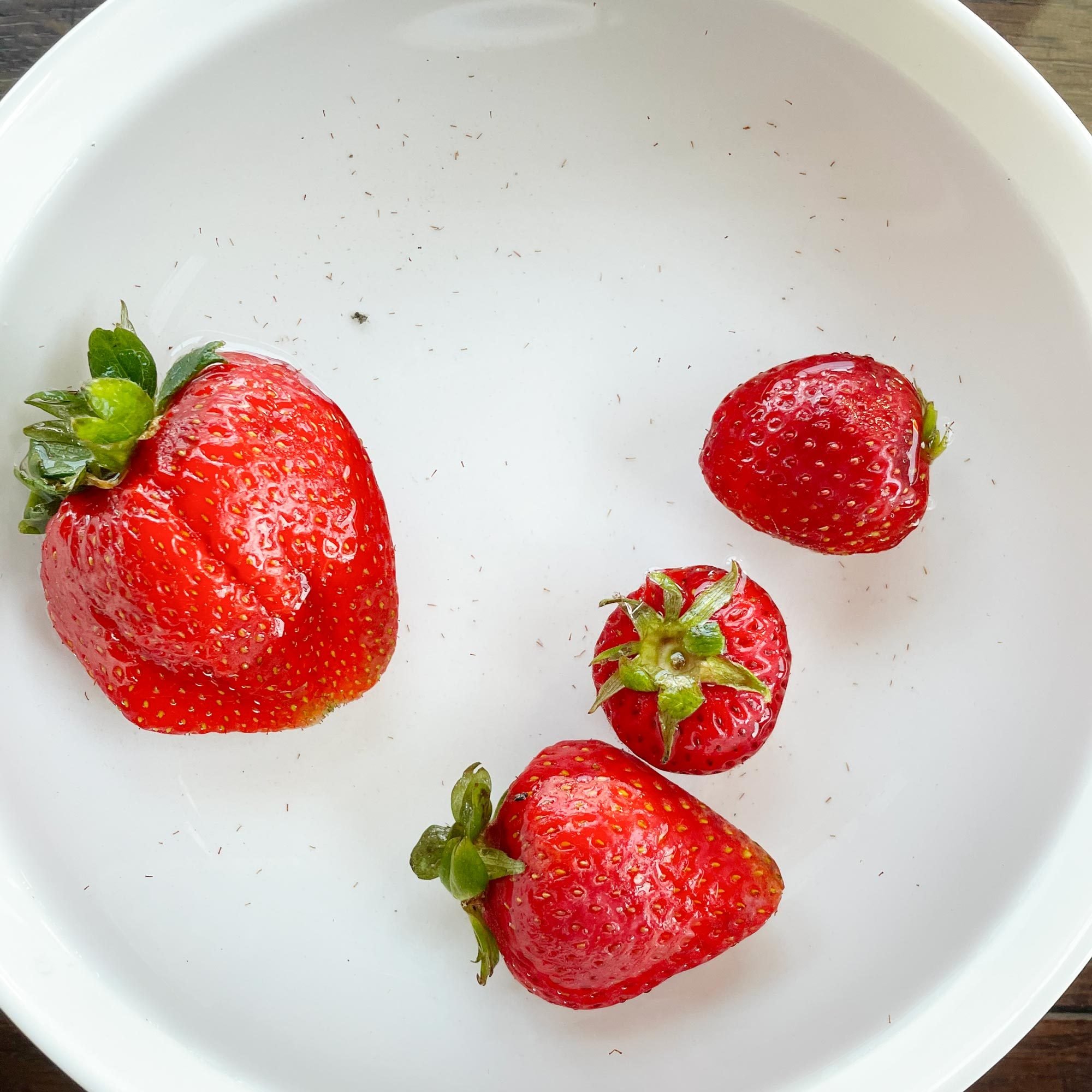 草莓放在一碗盐水里