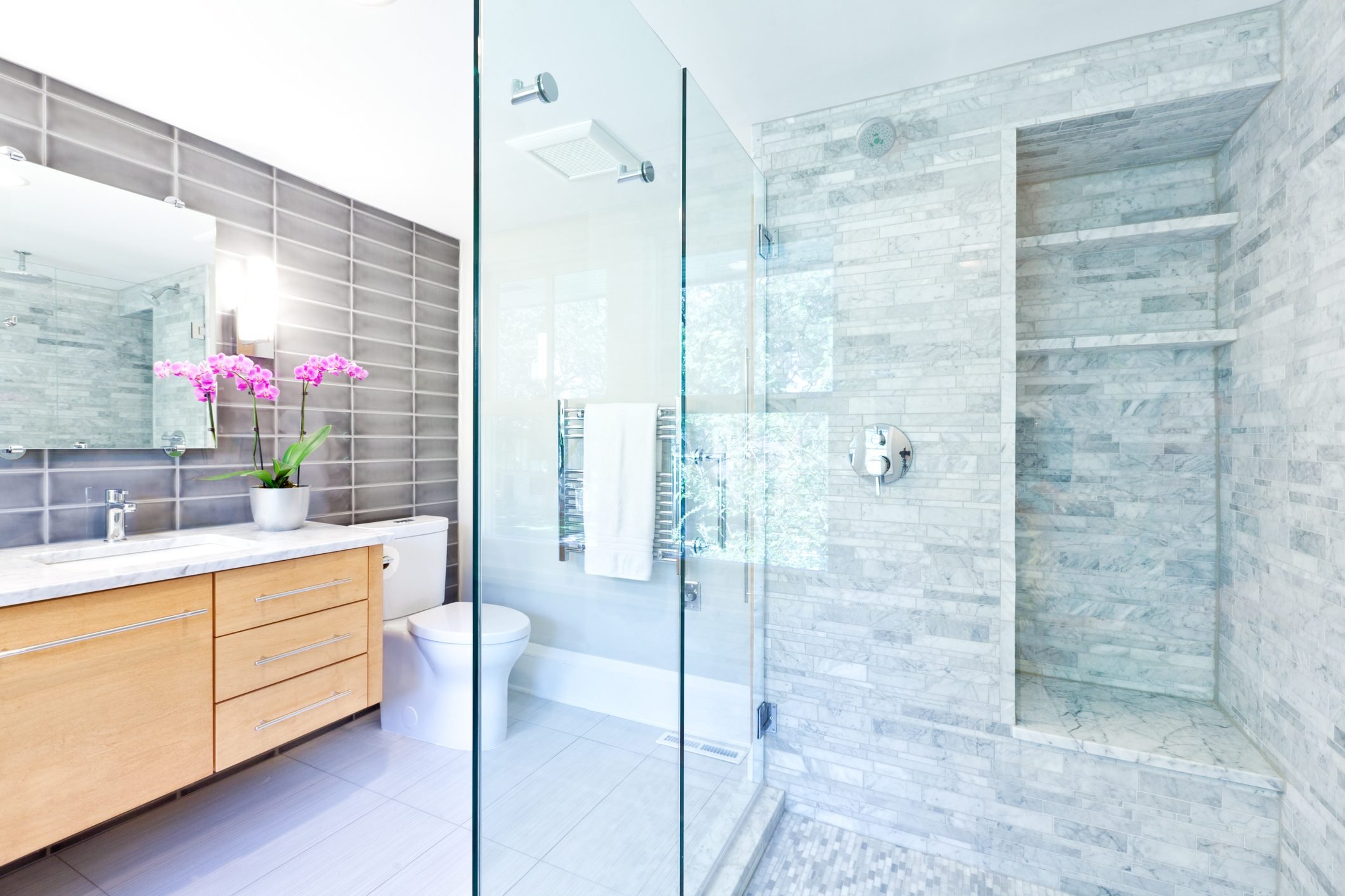 当代家庭浴室玻璃淋浴隔间与大理石瓷砖