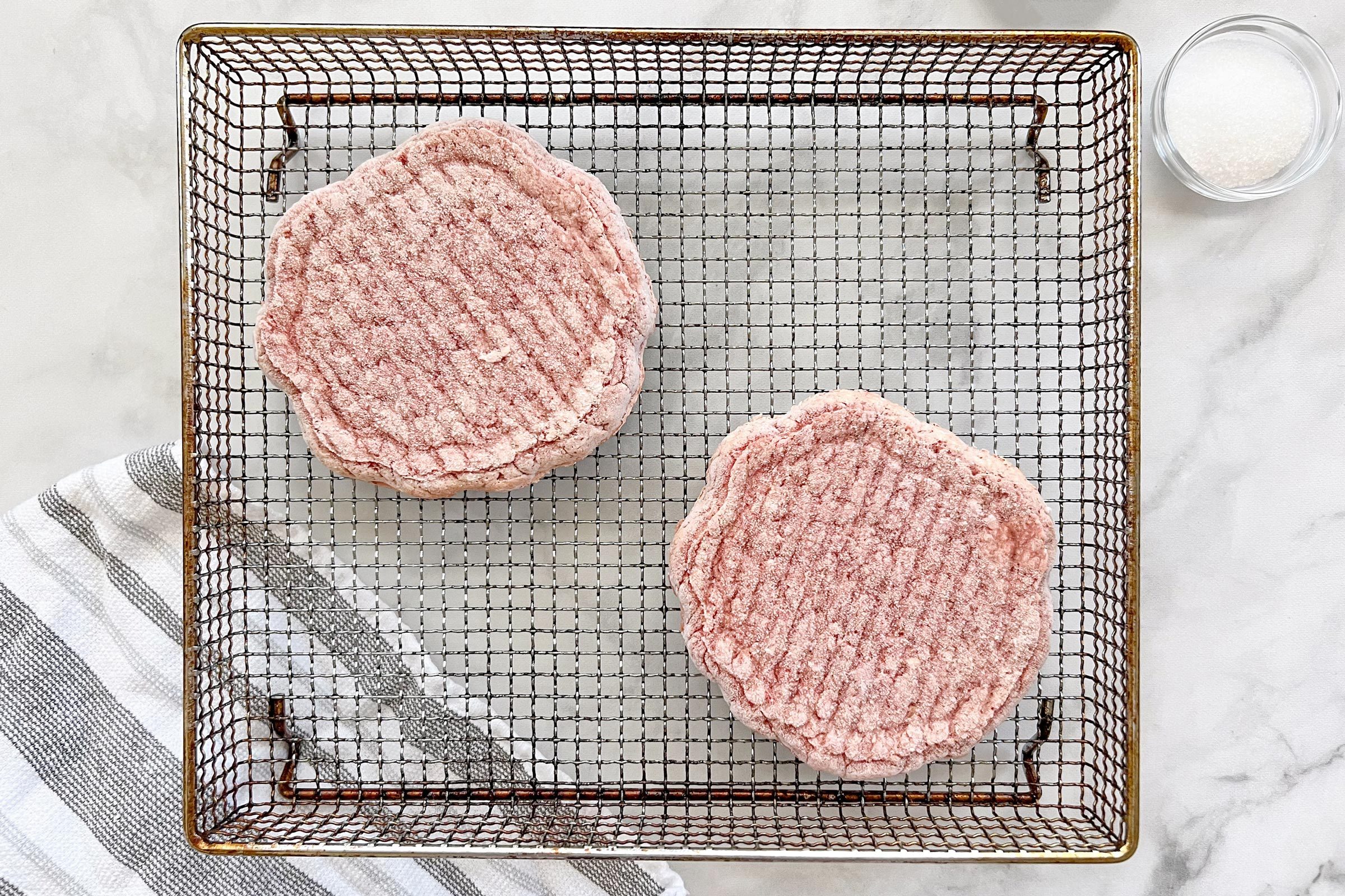 冷冻汉堡馅饼上的炸锅篮子上