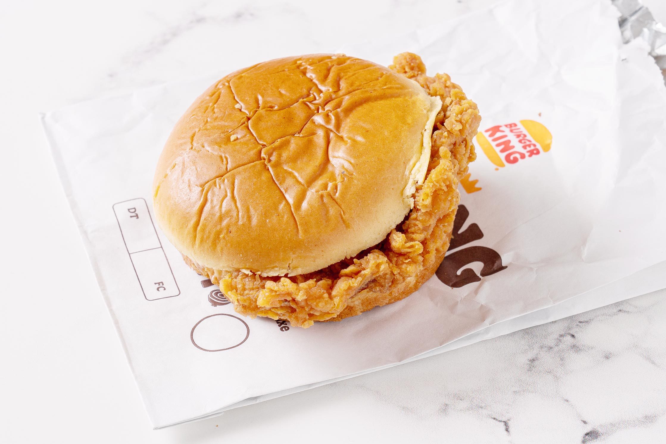 汉堡王鸡肉三明治，包装在白色厨房柜台上