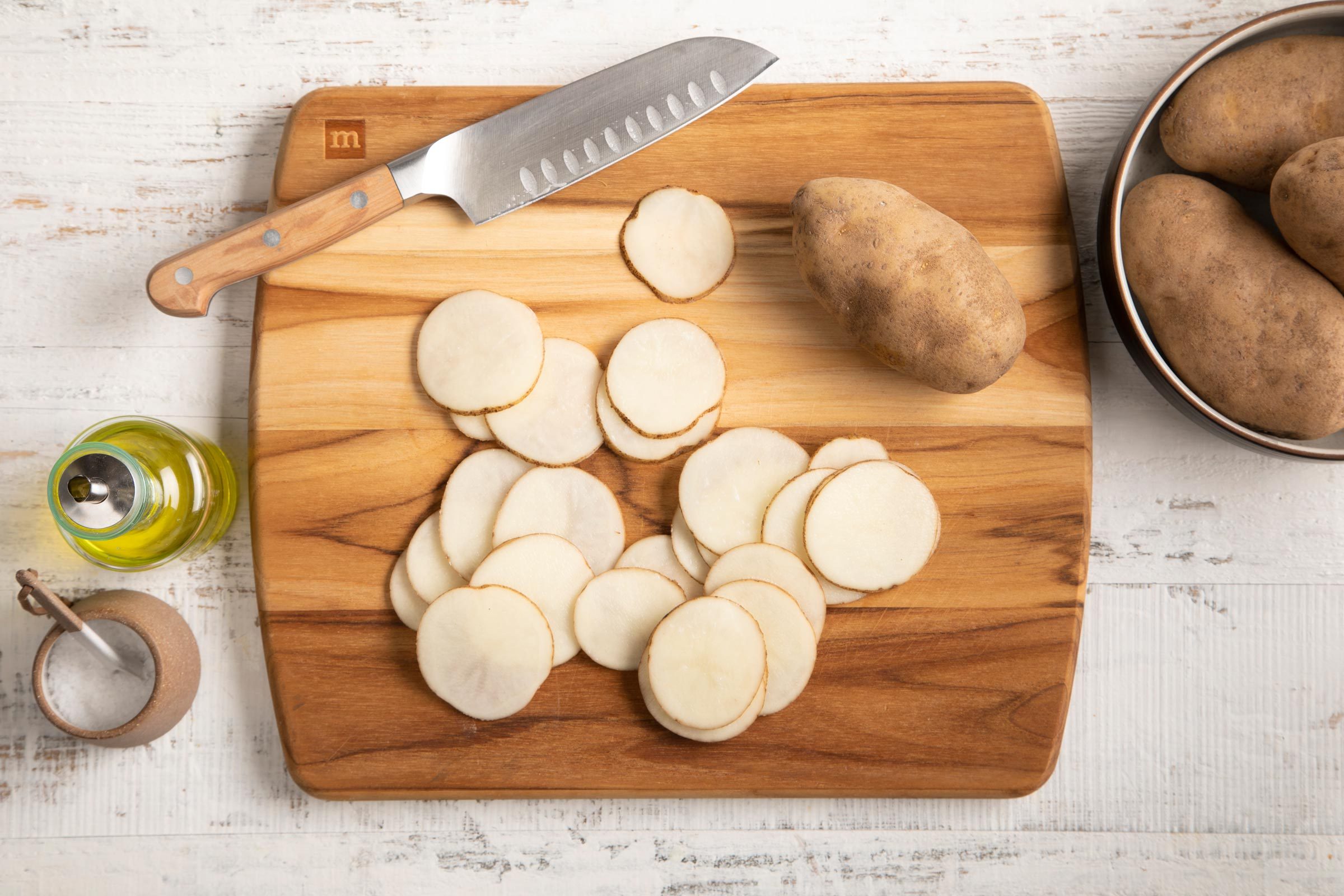 切成薄片的生土豆