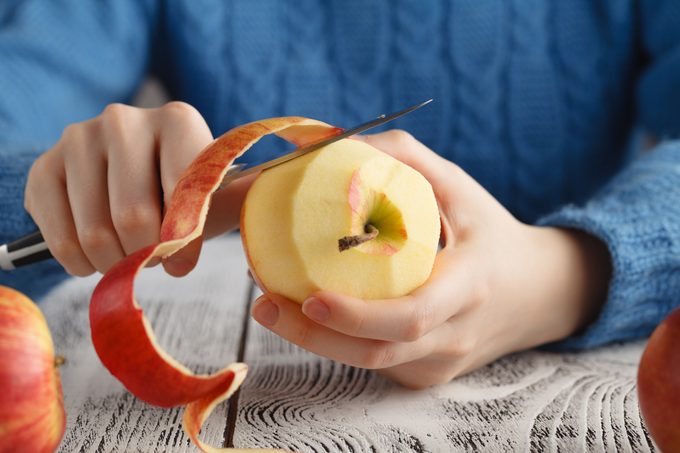 女孩削桌子上的苹果