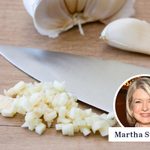 玛莎·斯图尔特刚刚分享了一个去除手上大蒜味的天才技巧