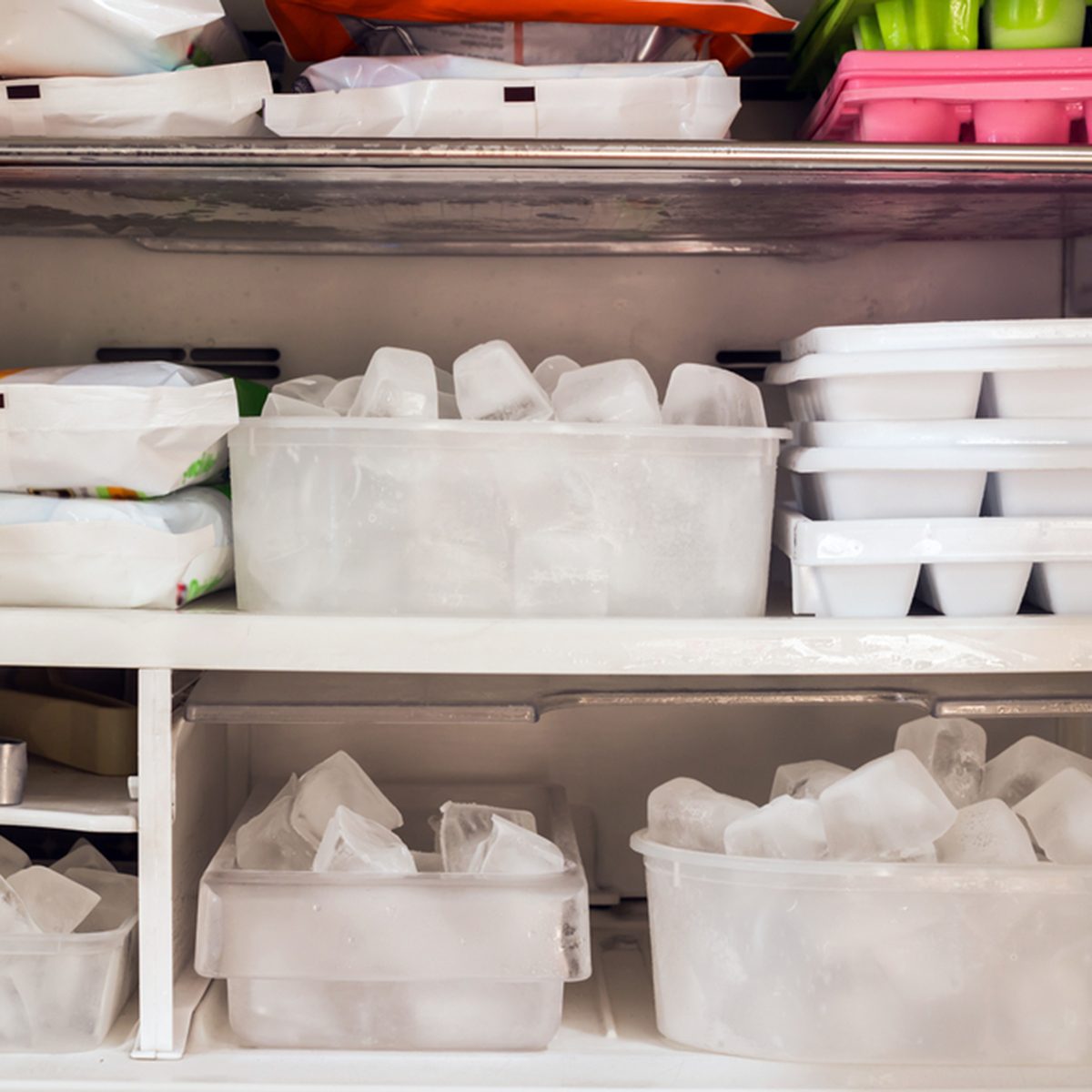 冰箱里装满了冰块和冷冻食品