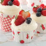 Berry-Topped白色蛋糕