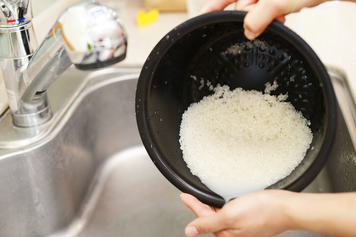妇女洗手洗米
