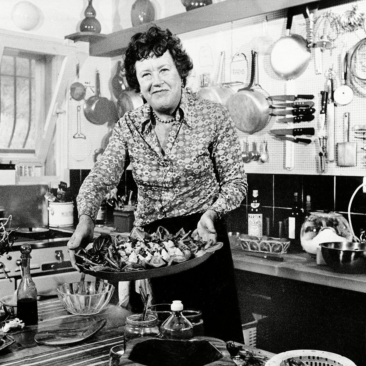 美国电视厨师茱莉亚·查尔德在她位于法国南部格拉斯的度假屋的厨房里展示了她准备的尼斯沙拉