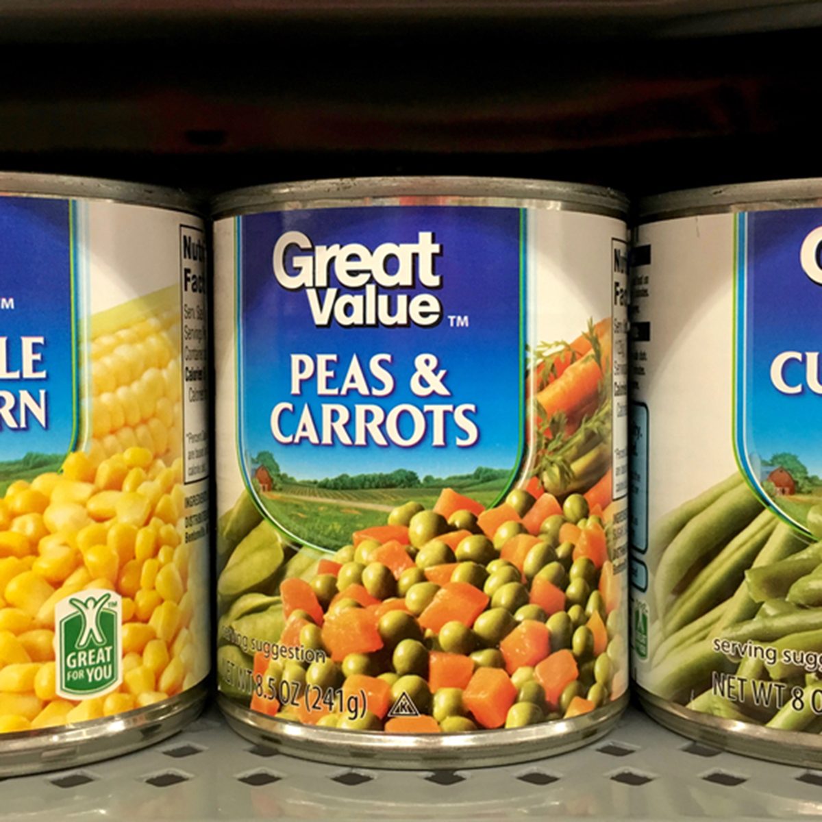 杂货店货架上罐很有价值的品牌蔬菜。