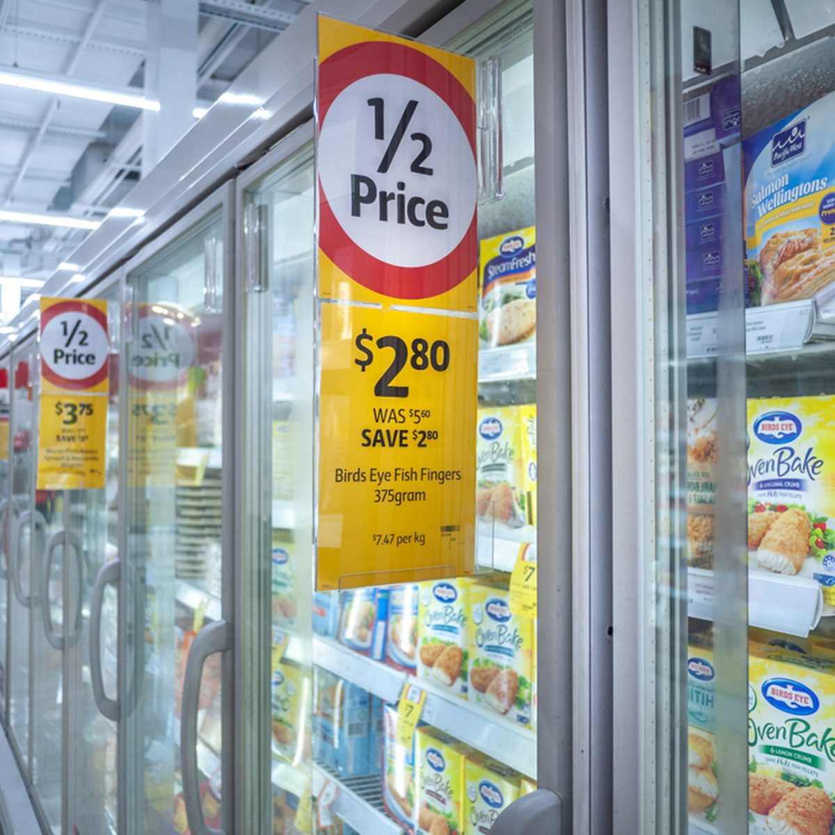 折扣价格标签在高斯超市冷冻食品的内阁