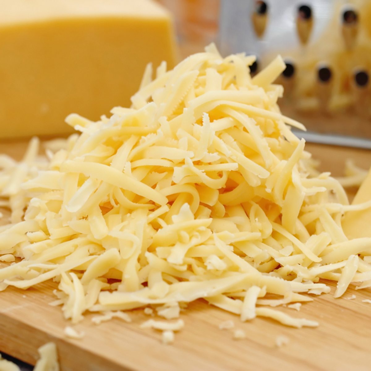 磨碎的奶酪在木桌上