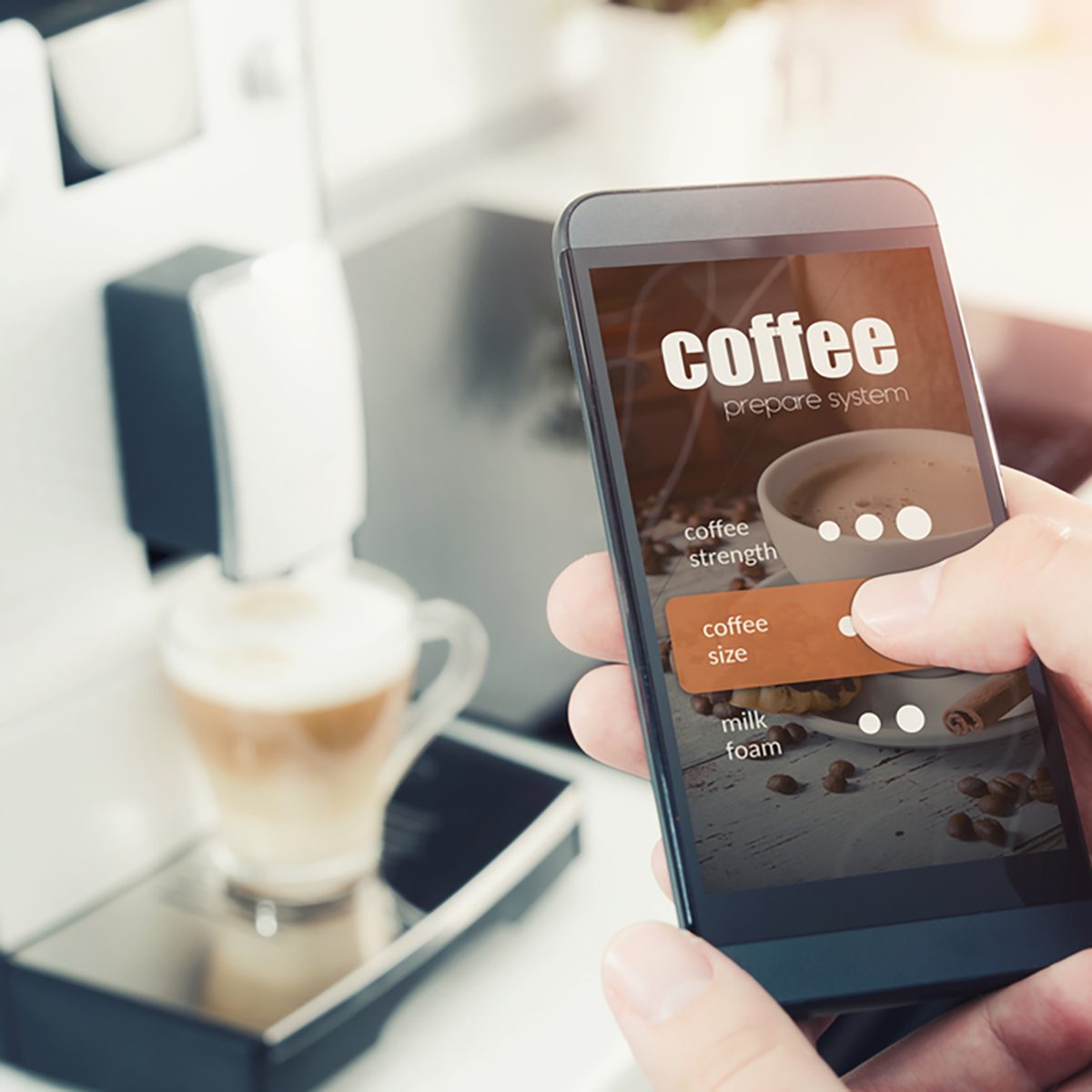 用智能手机、现代咖啡机煮咖啡