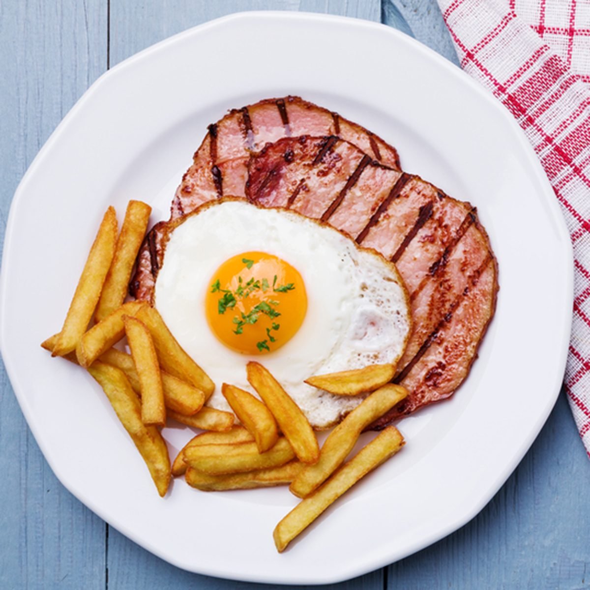 英式早餐，有烤火腿、煎蛋和炸薯条。