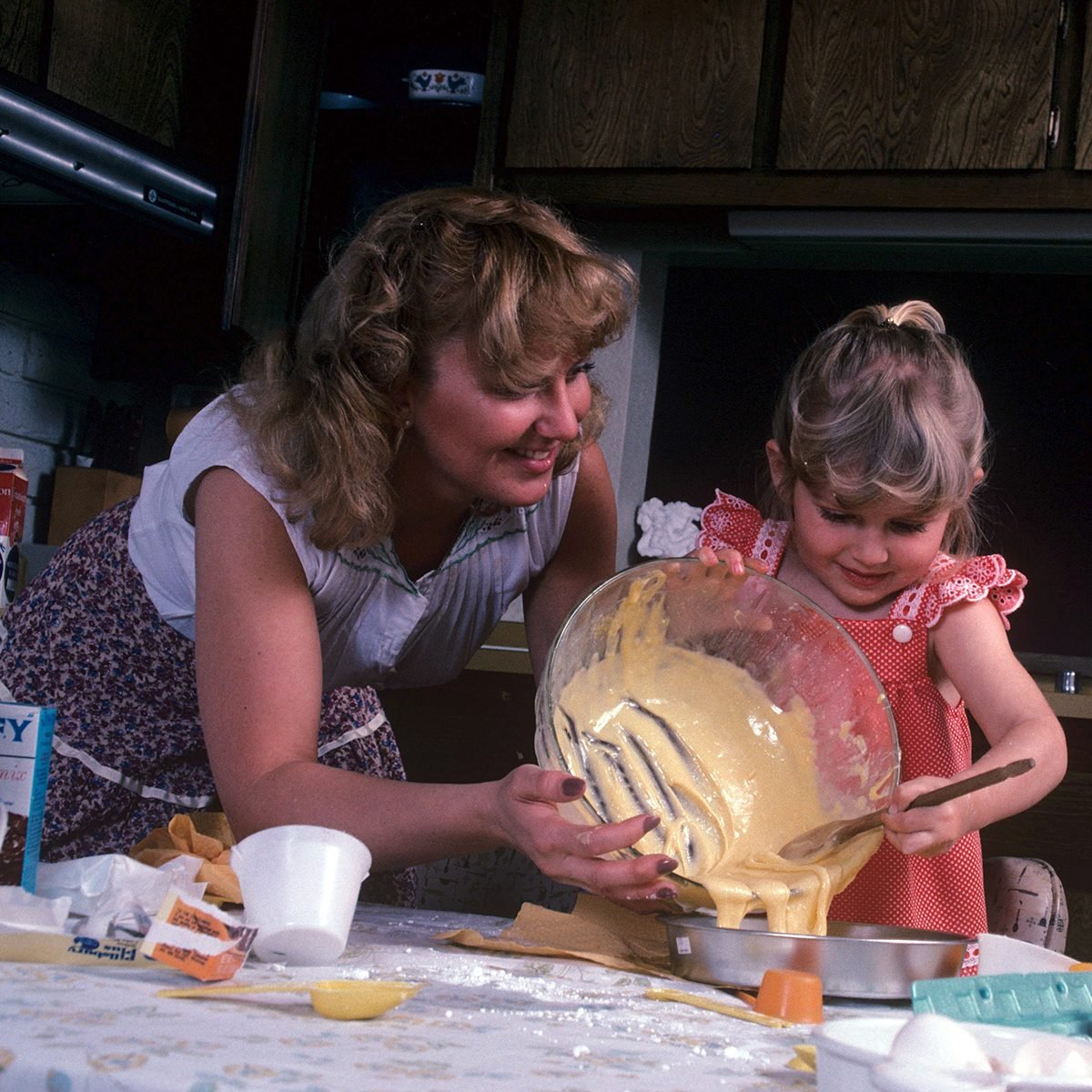 图片来源:Ralph Hampton/REX/Shutterstock (348408b)模型发布-母亲帮助孩子做饭- 1981年