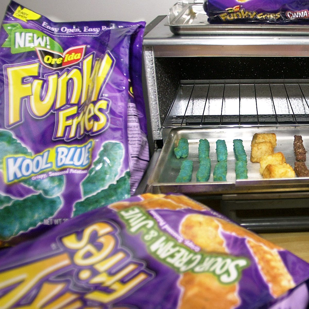 亨氏公司(H.J. Heinz Co.)通过Ore-Ida品牌营销的新款“时髦薯条”(FUNKY FRIES)的包装围绕着一个烤面包机，左边是“Kool Blue”，中间是“Crunchy Rings”，右边是“Cocoa Crispers”，这些都是在匹兹堡准备的品种。从5月开始，亨氏公司将推出一系列新的Ore-Ida冷冻土豆产品，名为“时髦薯条”，具有五种新的形状、颜色和口味，所有这些都是为了让孩子们对父母的杂货店清单有更多的决定权