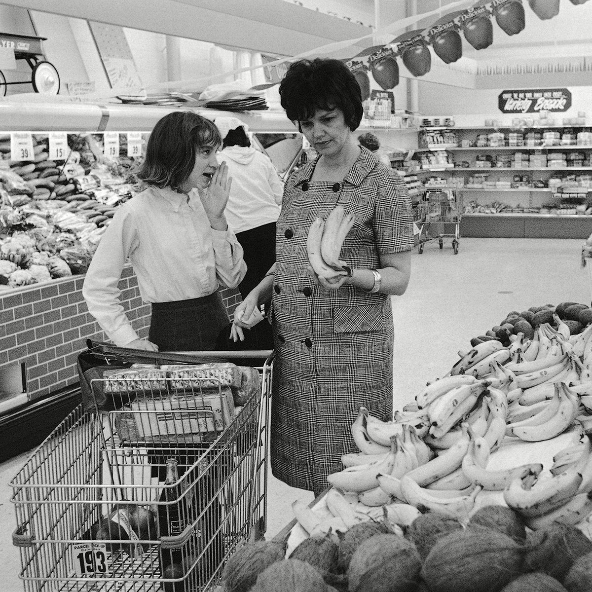 美国休斯敦，双子星座7号飞船飞行员的妻子詹姆斯·a·洛弗尔夫人在德克萨斯州西布鲁克郊区的一家超市购买食品时，向12岁的女儿芭芭拉提出了购买香蕉的建议