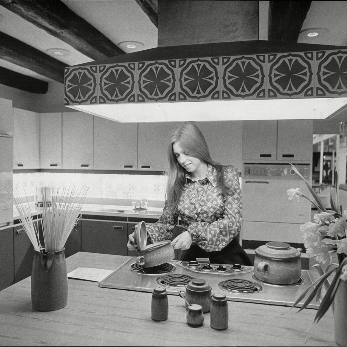 1972年“理想家园”展览会上，模特在厨房里烹饪。