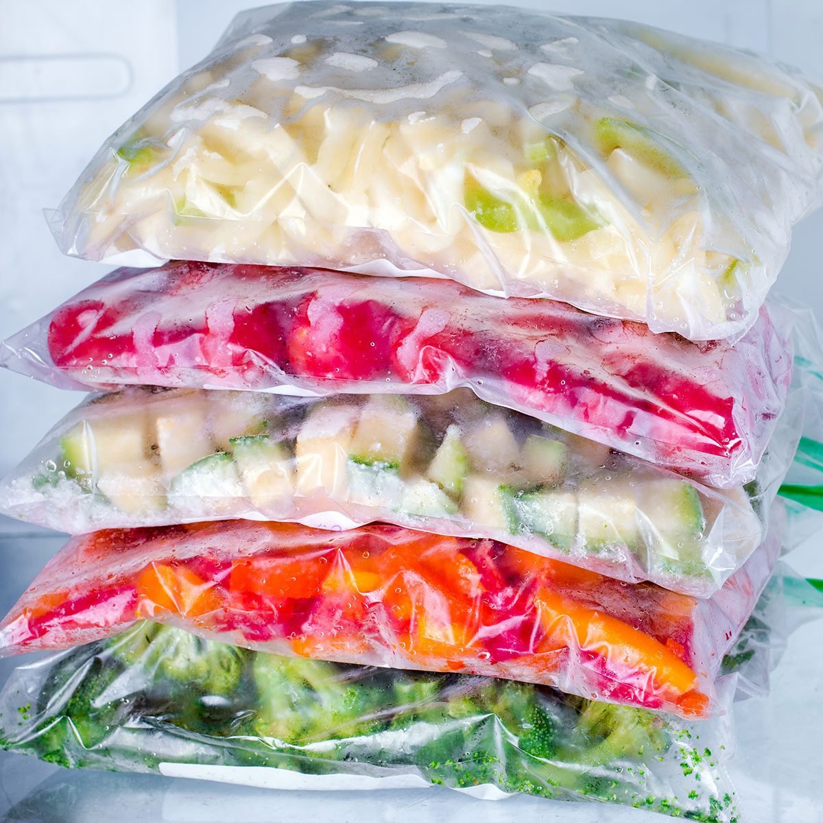 空气炸锅黑客袋冷冻蔬菜在冰箱，特写
