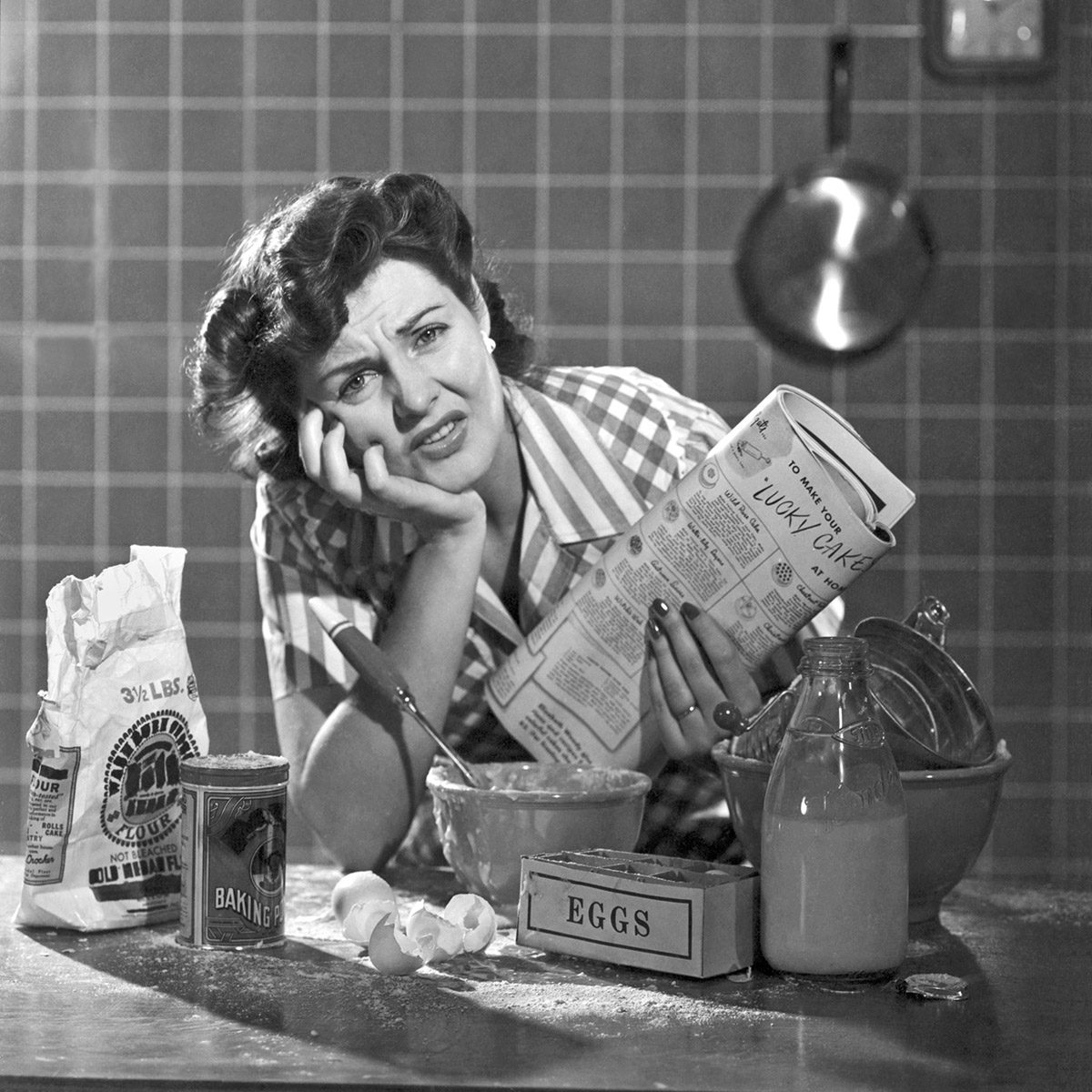 一个沮丧的女人因为烤蛋糕而把厨房弄得一团糟。这是Bisquick的早期广告。
