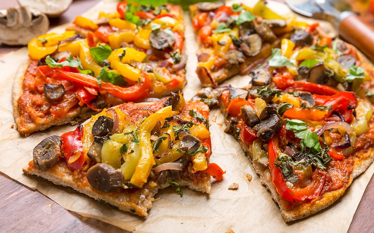 超级健康的素食全谷物蔬菜和蘑菇披萨