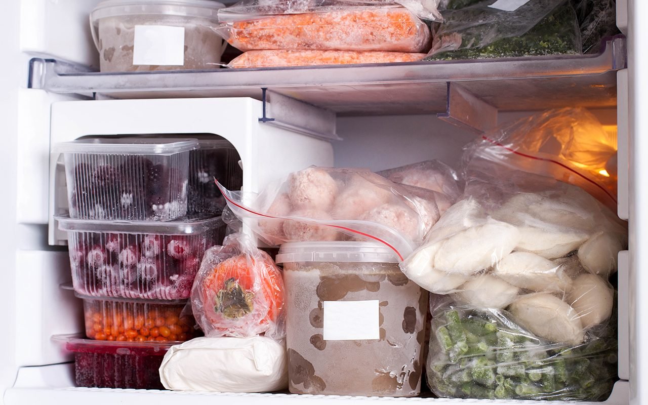 各种冷冻蔬菜，肉类和饺子在家用冰箱